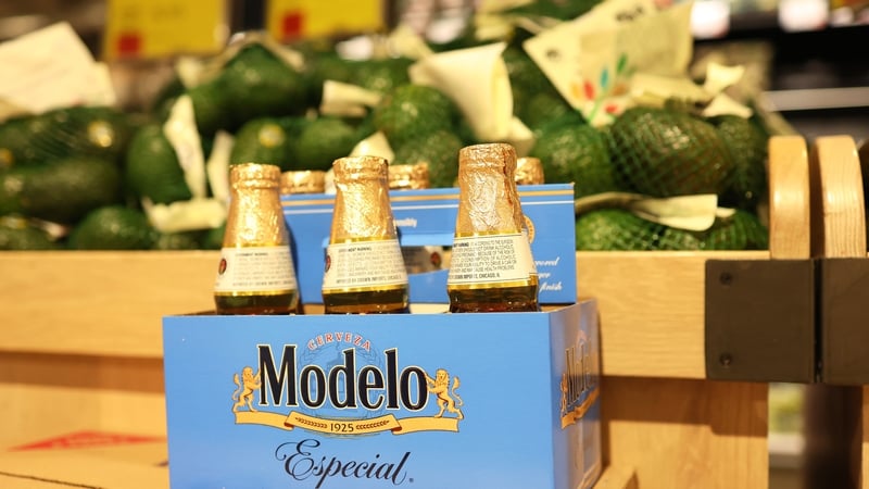 Bhí taraifí de 25% le gearradh ag na Stáit Aontaithe ar earraí as Meicisceo, leann agus abhacáid ina measc