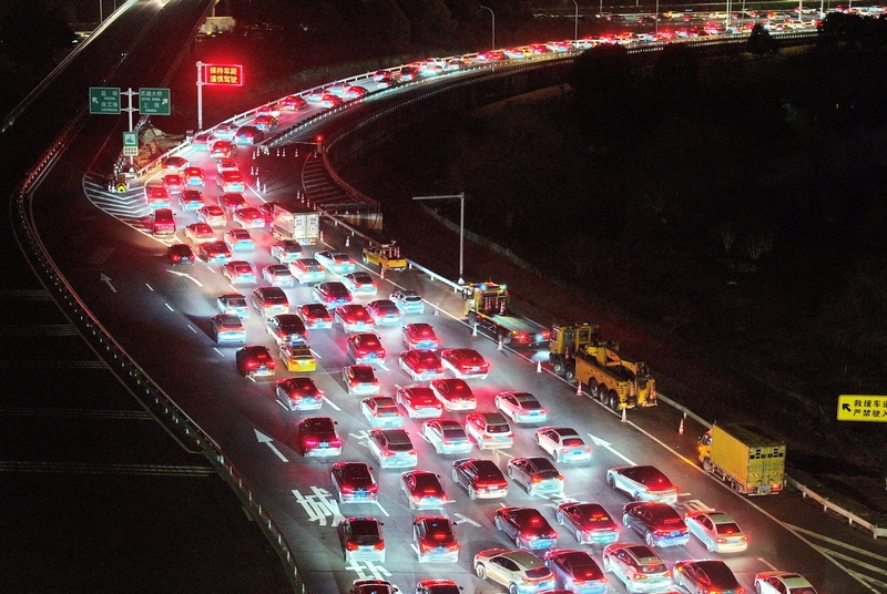 Tranglam tráchta i Nantong na Síne: na mílte ag filleadh ar an gcathair tar éis Féile an Earraigh, 2025.