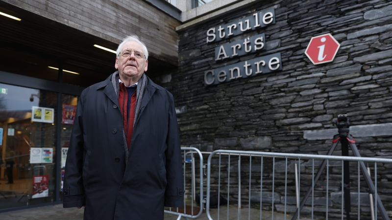 Michael Gallagher, ar maraíodh a mhac Aiden i mbuamáil na hÓmaí