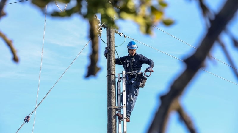 Teicneoir ó chomhlacht fuinnimh sa Fhrainc ag obair ar chuaille leictreachais i gCora Droma Rúisc i gCo Liatroma