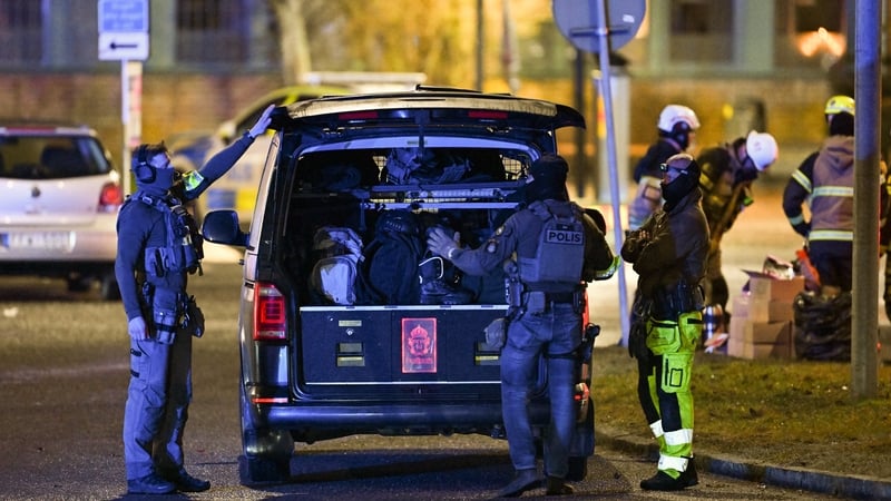 Póilíní ar láthair an ionsaithe i mbaile Örebro