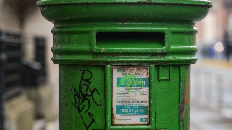 Líon litreacha a chuirtear sa phost tite 50% le deich mbliana