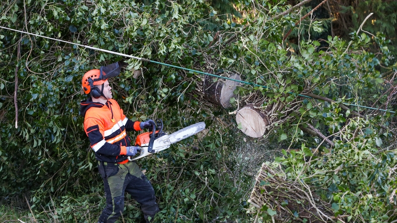 18,000 áiteabh gan cumhacht leictreach i gcónaí
