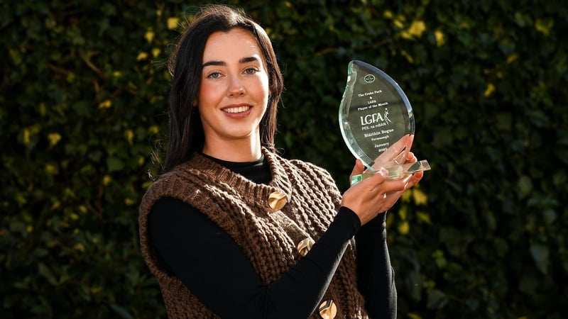 Bláithín Bogue with the Croke Park Hotel/LGFA Player of the Month award for January