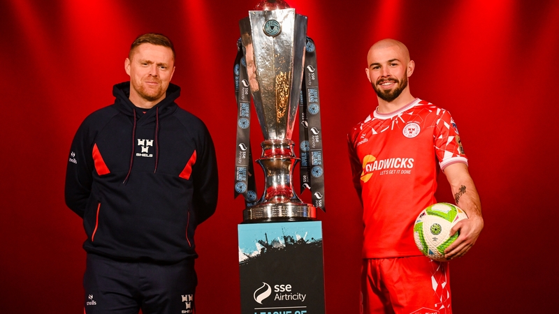 Damien Duff agus a Chaptaen, Mark Coyle, leis an gcraobh.