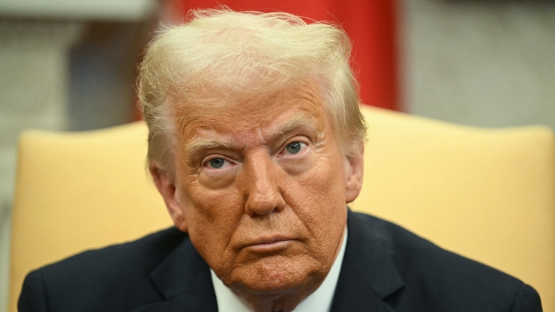 Dúirt Donald Trump nach bhfuil "aon ghá" ag Joe Biden fáil a bheith aige ar eolas rúnda.