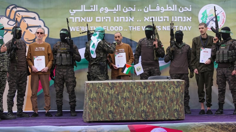 Ohad Ben Ami, Or Levy agus Eli Sharabi ar stáitse ag Hamas sula thug siad ar láimh do Chumann na Croise Deirge iad i Deir el-Balah i Gaza