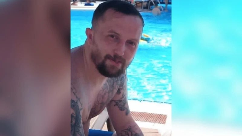 Stephen Holmes a ionsaíodh ag tús na míosa