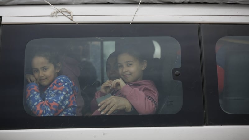 Gasúir bheaga i nGaza inniu ag taisteal abhaile ó thuaidh tar éis d'Arm Iosrael tarraingt siar ó Chonair Netzarim a bhí tógtha i seilbh an Airm le súil Gaza a scoilteadh.