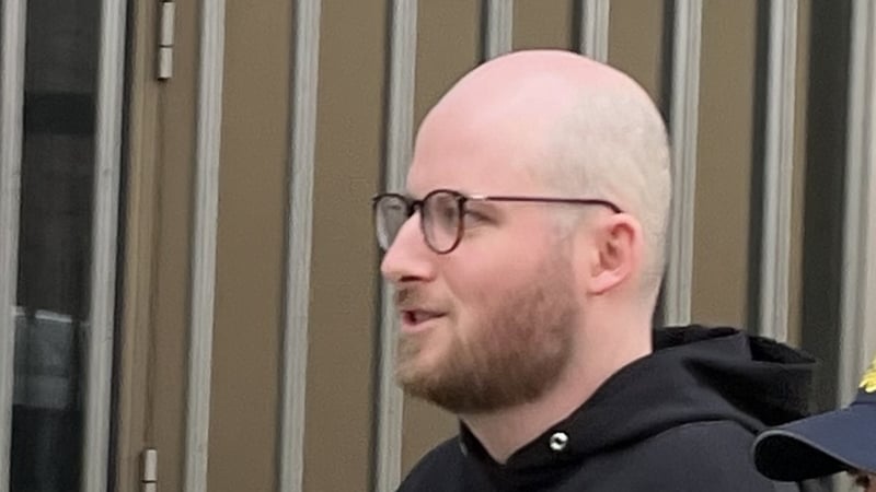 Cuirtear i leith Stephane Benz (29 bl. d'aois) gur dhúnmharaigh sé a athair Url Benz i Mullach Íde inné.