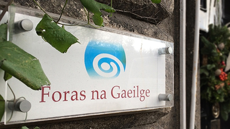 €800,000 de chiorrú ar mhaoiniú Fhoras na Gaeilge fógartha.