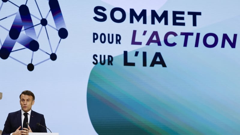 Uachtarán na Fraince Emmanuel Macron ag labhairt leis na toscairí ag an gcruinniú mullaigh i bPáras