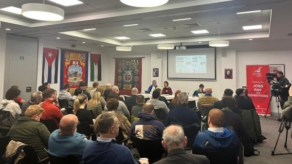 Thart ar 100 toscaire a bhí i láthair ag an tionól éigeandála i mBaile Átha Cliath