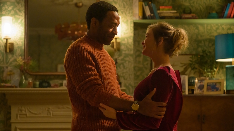 Mr. Walliker (Chiwetel Ejiofor) and Bridget Jones (Renée Zellweger) in Bridget Jones: Mad About the Boy