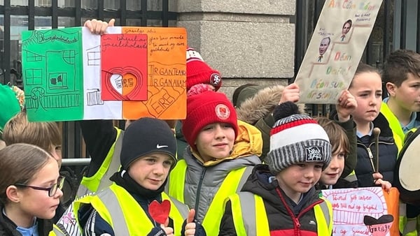 Agóid ar son Ghaelcholáiste nua taobh amuigh de Theach Laighean inniu