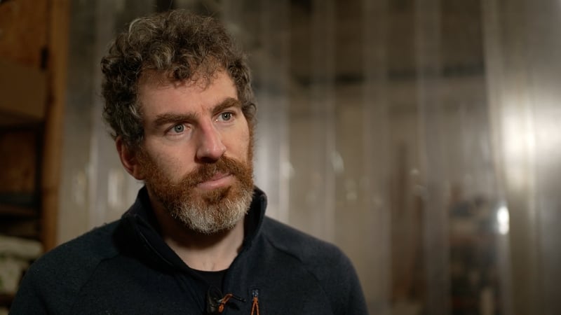 Thosaigh Gearóid Ó Conghaile (34) ag deonú fola i ndiaidh a ghualainn a bhriseadh ag imirt peile nuair a bhí sé 18 bliana d'aois.