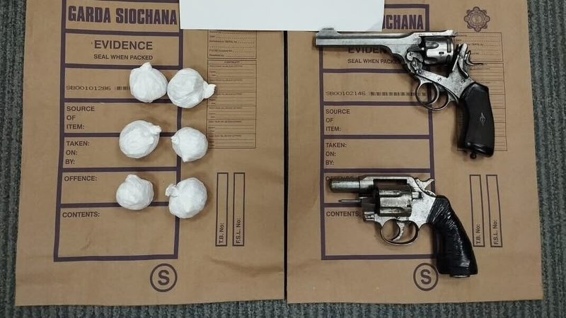 Two revolvers and cocaine worth around €3,000 were discovered
