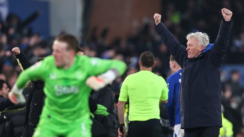 David Moyes and goalkeeper Jordan Pickford celebrate following the game