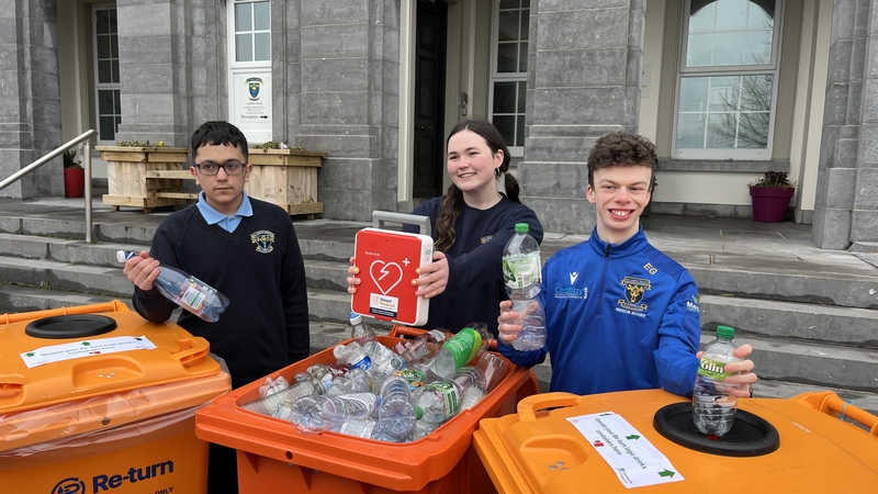 Pupils at Coláiste Éinde plan to buy a defibrillator with the money they get for collecting empty bottles and cans