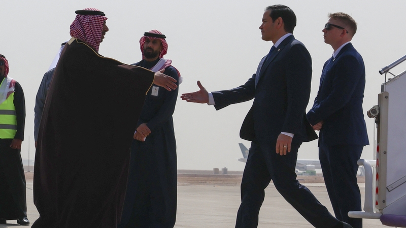 Fáilte á chur go Riyadh roimh Rúnaí Stáit Mheiriceá Marco Rubio ag an Aire Stáit do Ghnóthaí Prótacail san Araib Shádach Abdulmajeed al-Smari.