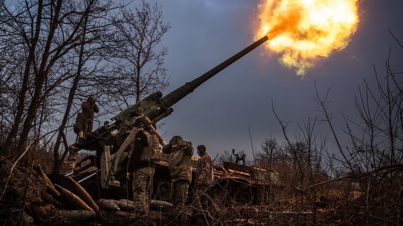 Ukrainian soldiers working on a Soviet era Pion self-propelled howitzer