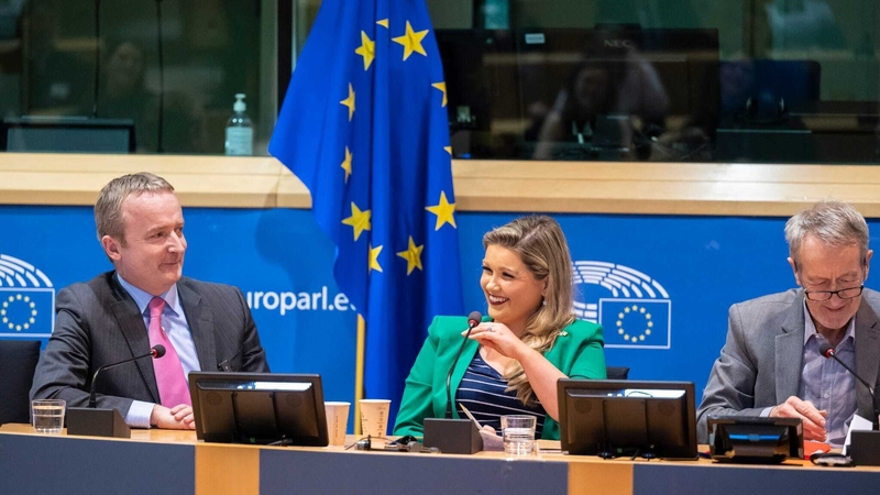 Mícheál Ó Conchúir, Paula Melvin agus an MEP Seán Kelly ag an gcéad díospóireacht a eagraíodh trén nGaeilge i bParlaimint na hEorpa.