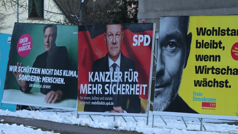 Election campaign billboards show members of the previous government coalition, namely Robert Habeck (L) of the Greens Party, German Chancellor and Social Democrat (SPD) Olaf Scholz (C) and and Free Democrat (FDP) Christian Lindner. Photo: Getty Images