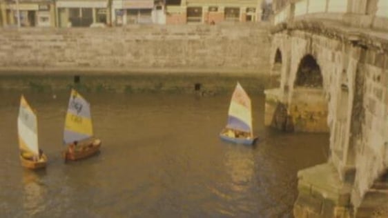 Dinghy race along the River Liffey in Dublin (1975)