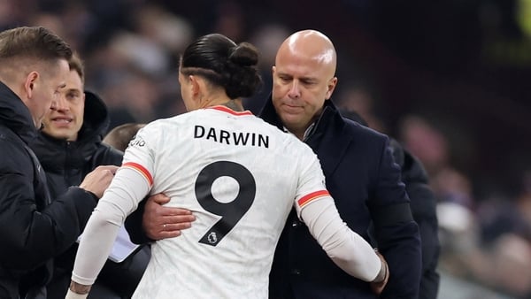 Arne Slot speaks to Darwin Nunez ahead of putting him on against Aston Villa
