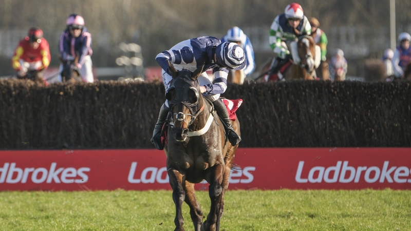 Katate Dori's rider Charlie Deutsch looks behind him for non-existent dangers on the run-in