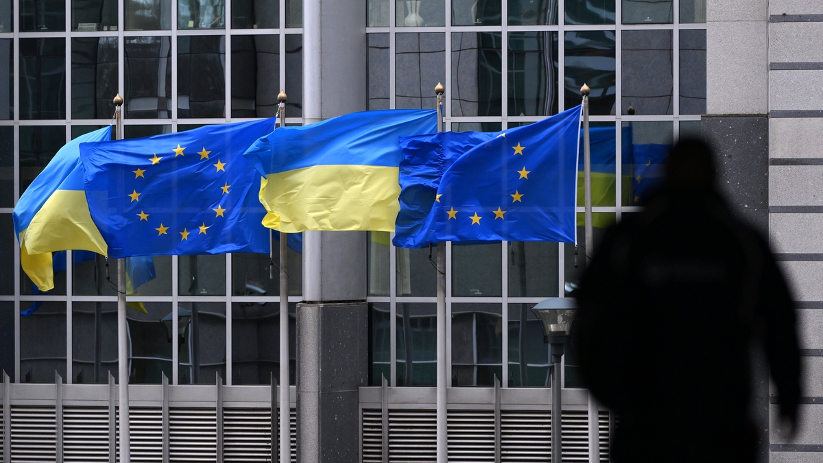 US pauses military aid for Ukraine