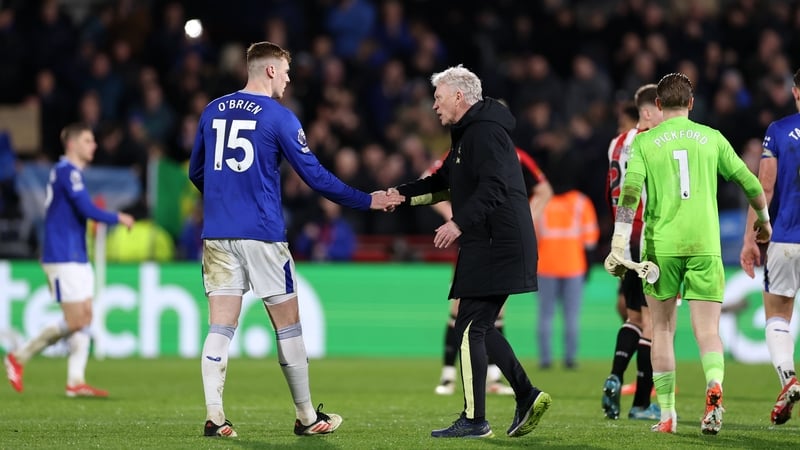Everton boss David Moyes shakes hands with Jake O'Brien after the Cobh native rescued a point for the Toffees