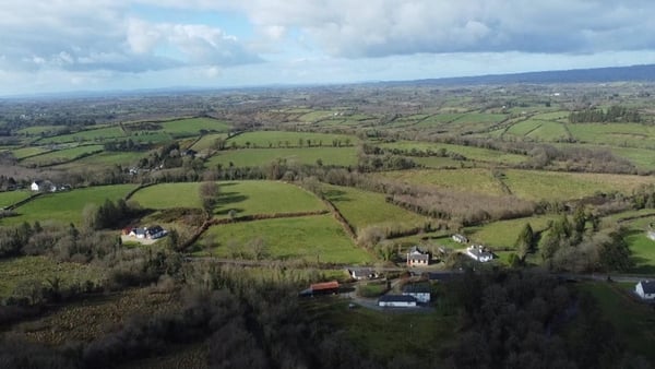 Tá pobal tuaithe in oirthear Chontae an Cláir, Cill Iúráin, gan chlúdach gutháin ná idirlín cúig seachtaine ó bhuail stoirm Éowyn an tír.