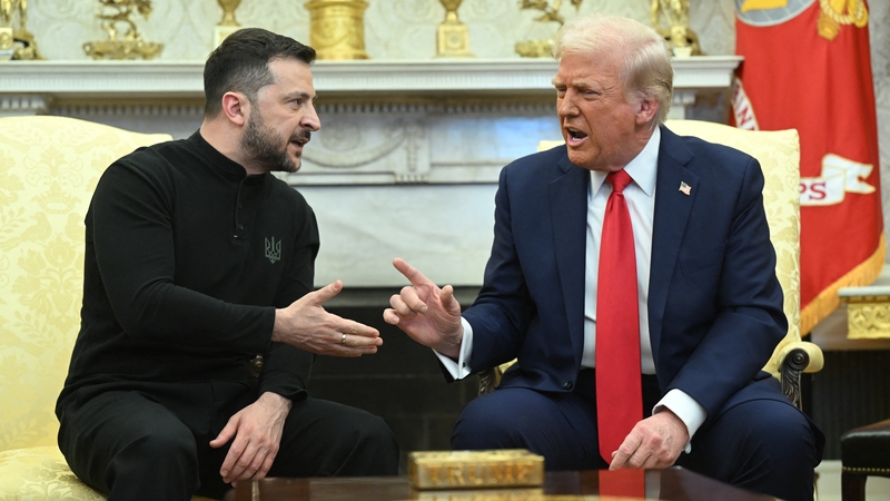 Bhuail Uachtarán Zelenksy na hÚcráine le hUachtarán Trump Mheirceá sa Teach Bán in Washington inniu