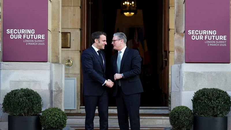 Macron agus Starmer i Londain inné