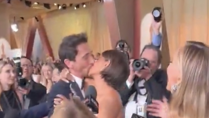 Halle Berry and Adrien Brody recreated their passionate Oscars moment on the red carpet [pic @TheAcademyTwitter]