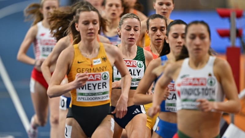 Sarah Healy looked comfortable in the first heat of the 3000m