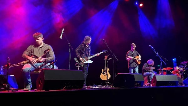 Colm Seoighe agus na hEasóga ar stáitse mar thacaíocht do Damo.