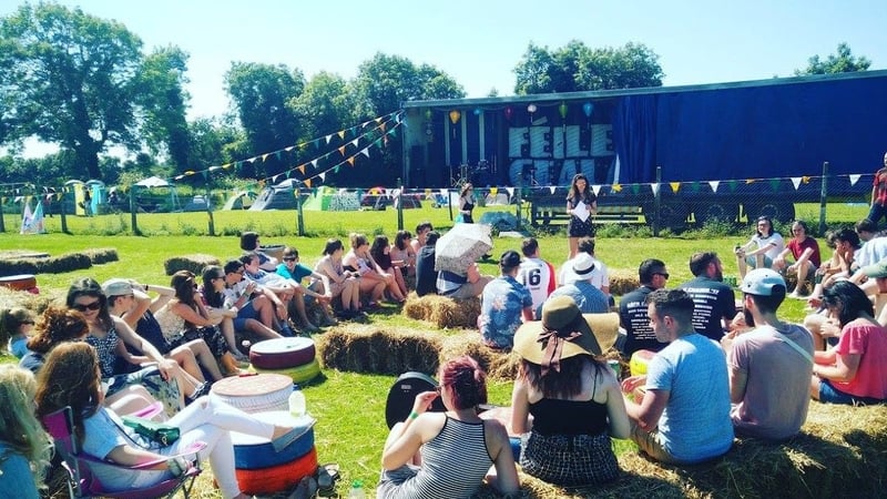 REIC-slua ag Féile na Gealaí i Ráth Chairn glas gréine na Mí 2017.