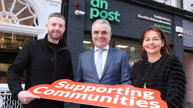 Postmaster Derek Merrins, Minister for Social Protection Dara Calleary (centre) and Debbie Byrne, the Managing Director of An Post Retail