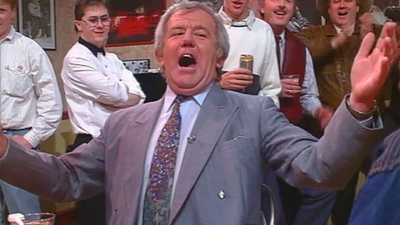 Folk singer Paddy Reilly gives an operatic performance on 'Nighthawks' in 1990.