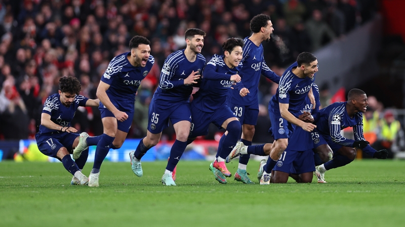 PSG celebrate winning the penalty shoot out