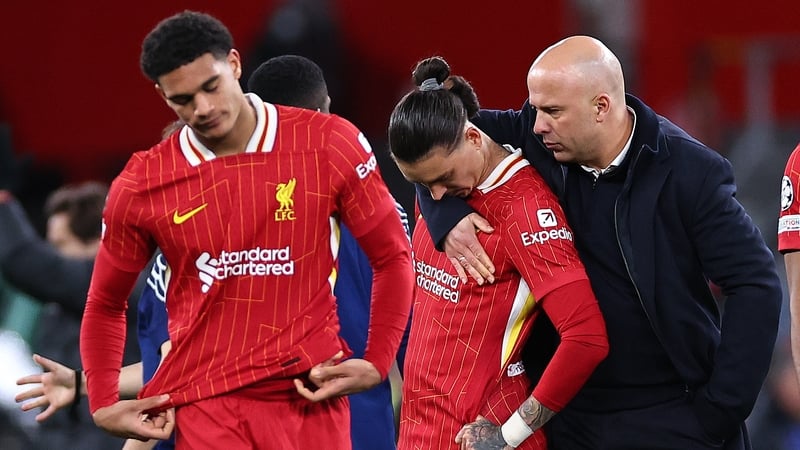 Arne Slot consoles Darwin Nunez who missed his kick in the shootout