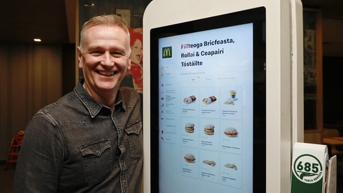 Sé an craoltóir Dáithí Ó Sé a sheol an tseirbhís féinfhreastail i nGaeilge