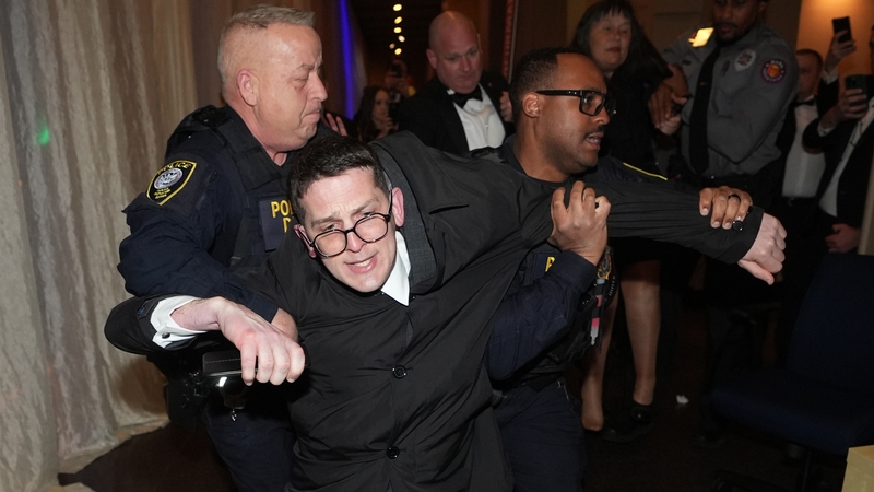 Isaac Burke á chur amach as an dinnéar fleáchais in Washington