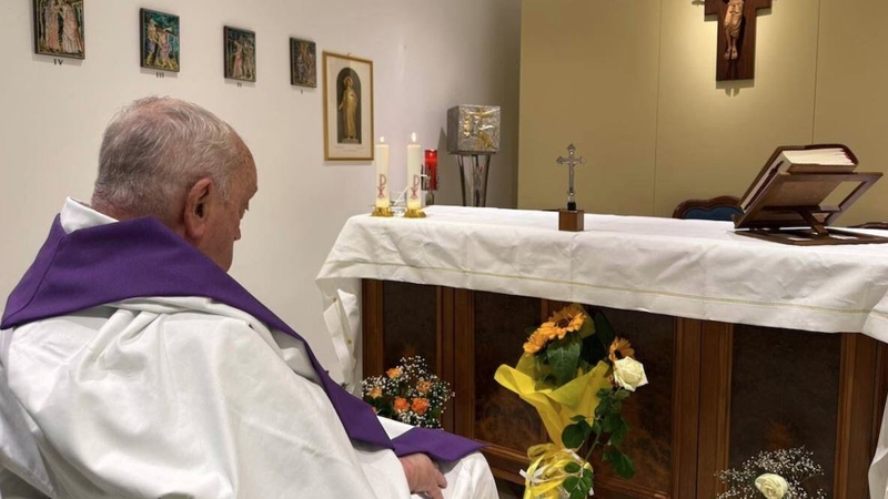 Pope Francis pictured praying in hospital chapel (Photo credit: Holy See Press Office)