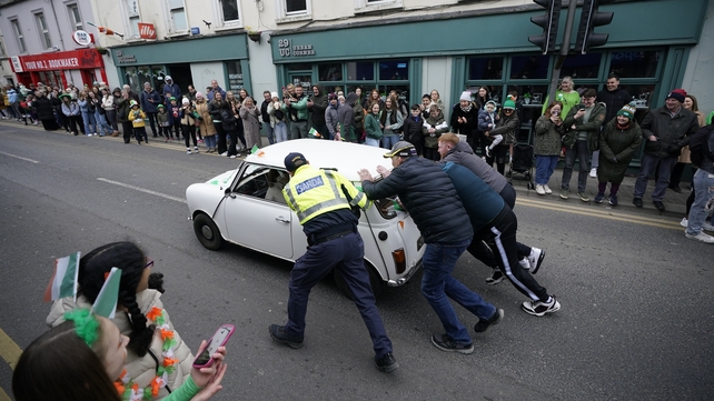 It was an exhausting time in Athy, where a classic Mini had to pushed after it broke down