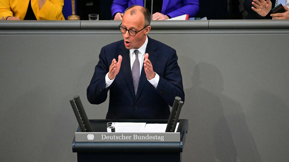 Pilib Mac Cathmhaoil : Tráchtaire ar chúrsaí reatha na Gearmáine.