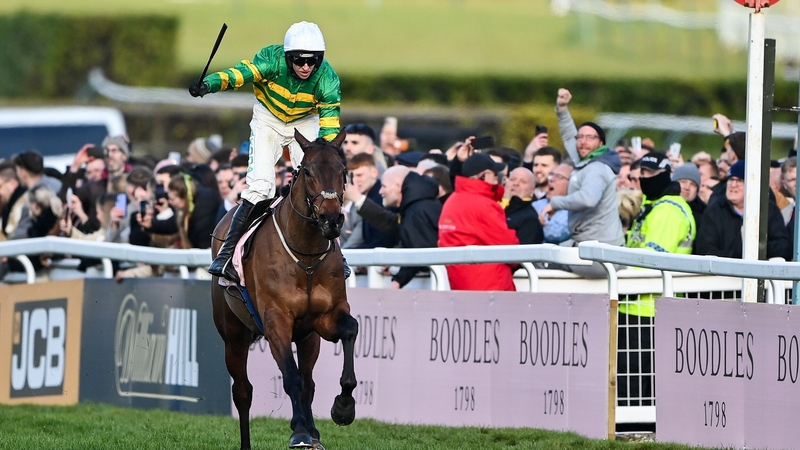 Inothewayurthinkin was the Grand National favourite and bidding to become only the second horse to win National Hunt racing's two most prestigious prizes after Golden Miller in 1934
