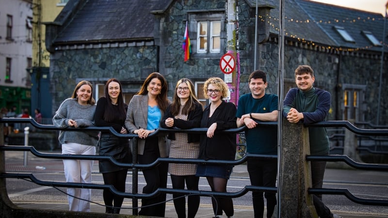 Foireann Lorg Media - ó chlé: Éabha McGreal, Orla Ní Threasaigh, Loretta Ní Ghabháin, Mairéad Ní Ghráinne, Mairéad Ní Dhubhthaigh, Evan Ó Flatharta, Lorcan Doherty.